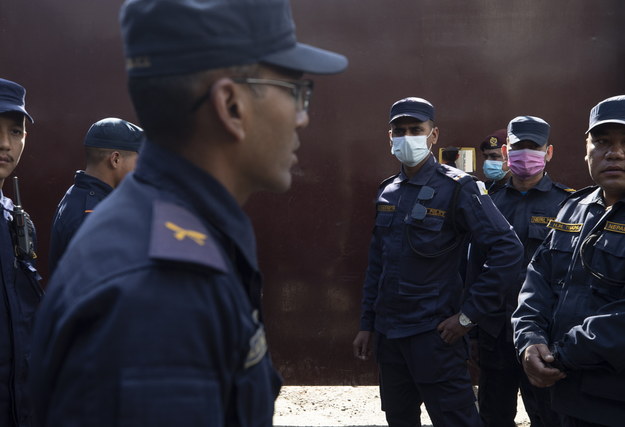 Policja przed więzieniem, które opuścił Charles Sobhraj /Narendra Shrestha /PAP/EPA