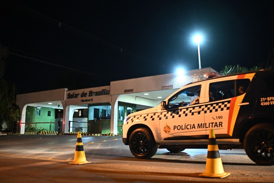 Policja przed wjazdem na teren osiedla, na którym mieszka były prezydent Brazylii Jair Bolsonaro /Andre Borges /PAP/EPA