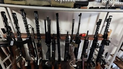 Policja przejęła arsenał z działkami lotniczymi i karabinami maszynowymi