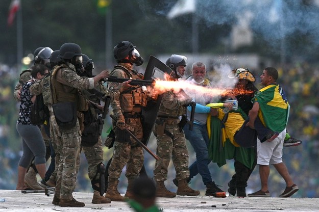 Policja przejęła kontrolę nad siedzibą Kongresu Narodowego /Andre Borges /PAP/EPA