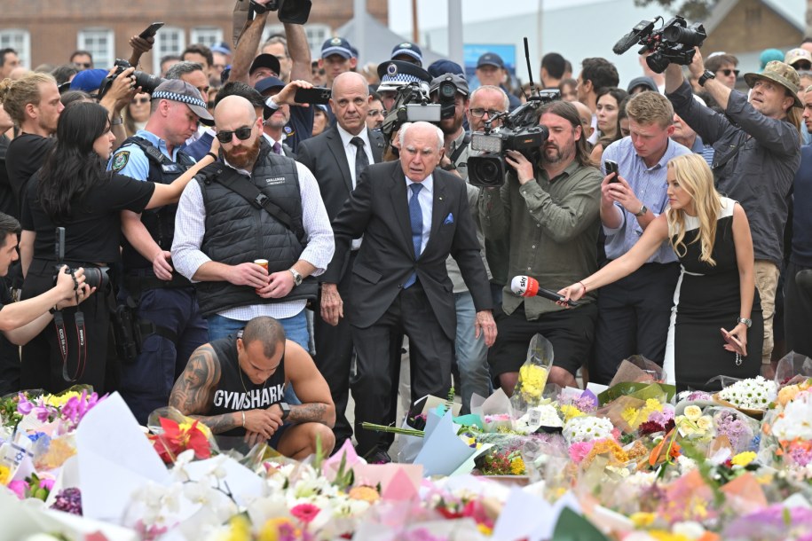 Policja przekazała nowe informacje na temat zamachu na plaży w Sydney /PAP/EPA/MICK TSIKAS /PAP/EPA