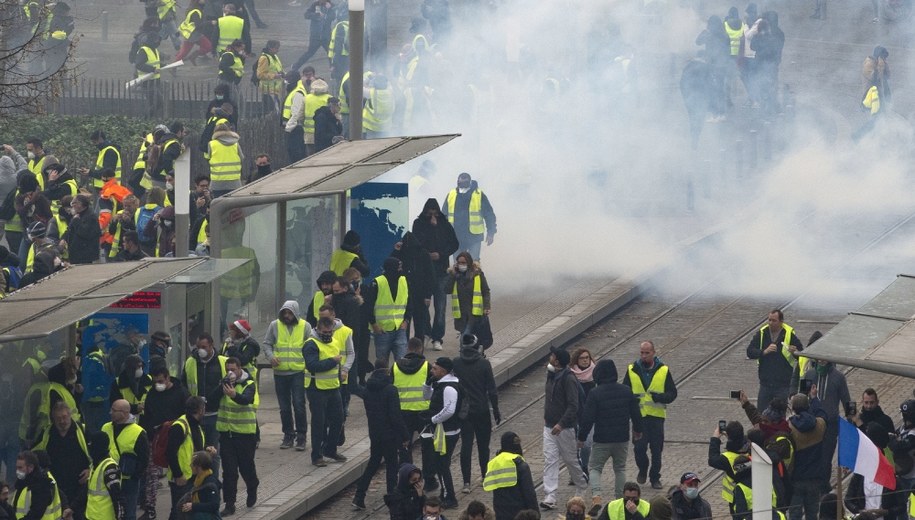 Policja przesłuchała łącznie 1385 osób, zatrzymano 974. /CAROLINE BLUMBERG /PAP/EPA