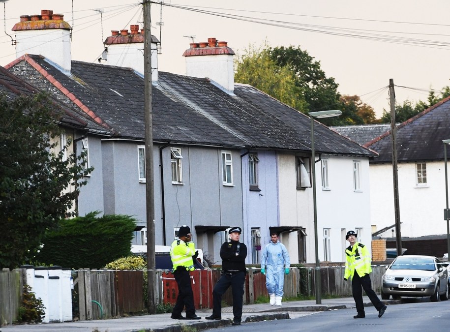 Policja przeszukująca dom w  Sunbury-on-Thames /FACUNDO ARRIZABALAGA /PAP/EPA