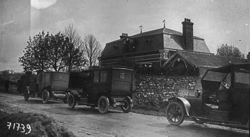 Policja przeszukuje posiadłość Henriego Landru, rok 1919 /Wikimedia Commons /domena publiczna