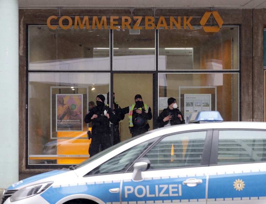 Policja przez bankiem, w którym miało dojść do napadu /HAYOUNG JEON /PAP/EPA