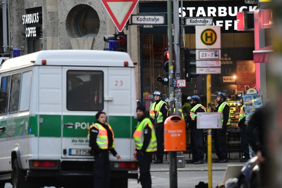 Policja przy Checkpoint Charlie /Clemens Bilan /PAP/EPA