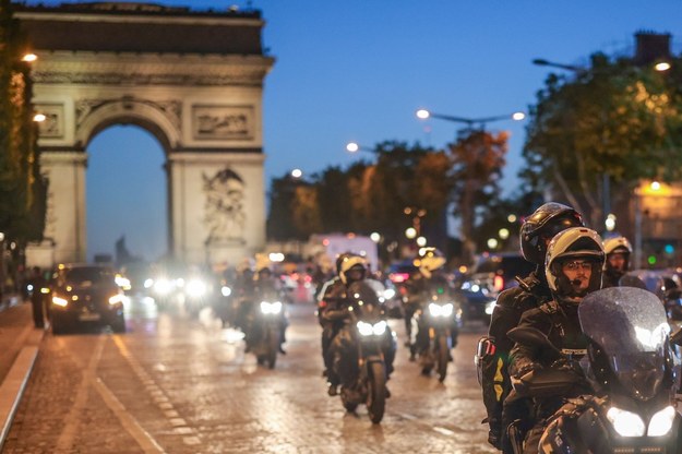 Policja przy paryskim Łuku Triumfalnym /OLIVIER MATTHYS    /PAP/EPA