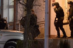 Policja przypuściła szturm na mieszkanie bandyty w Sanoku