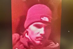 Policja publikuje zdjęcia osób, które odpalały race podczas Marszu Niepodległości