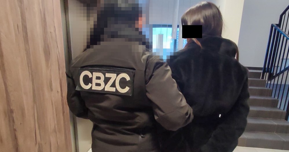 Policja rozbiła gang oszustów okradających ludzi "na pracownika banku" /Policja CBZC /materiały prasowe