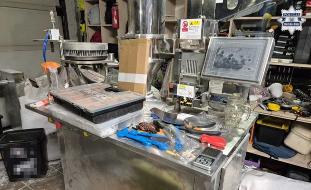 Policja rozbiła gang produkujący nielegalne sterydy. Poważne zagrożenie dla zdrowia 