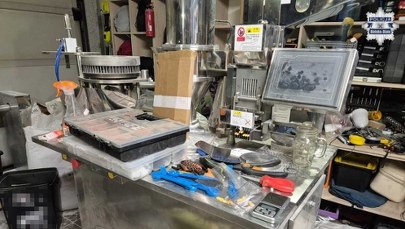 Policja rozbiła gang produkujący nielegalne sterydy. Poważne zagrożenie dla zdrowia 