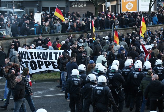 Policja rozproszyła antyimigrancką demonstrację w Kolonii /OLIVER BERG /PAP/EPA