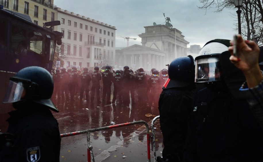 Policja rozwiązała demonstrację koronasceptyków i użyła armatek wodnych /FILIP SINGER /PAP/EPA