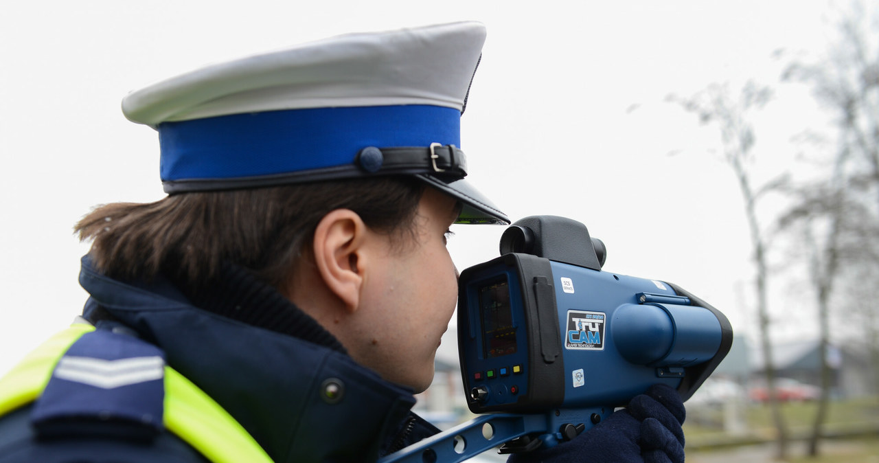 Policja rzadziej przyłapuje kierowców na dużych przekroczeniach prędkości /Adam Staśkiewicz /East News