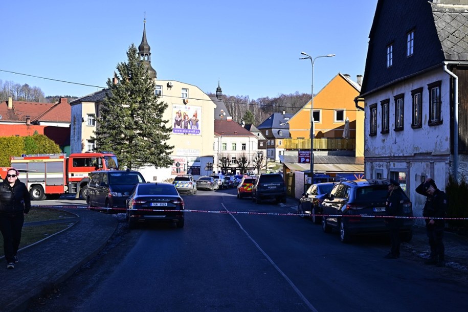 Policja skierowała na miejsce znaczne siły, w tym specjalne jednostki interwencyjne /Ondrej Hajek /PAP/CTK