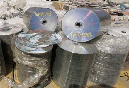 Policja skonfiskowała prawie 54 tysiące krążków CD i DVD /AFP
