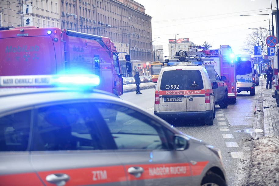 Policja, służby oraz Nadzór Ruchu na skrzyżowaniu Al. Jerozolimskich z ul. Kruczą w centrum Warszawy / 	Marcin Obara  /PAP