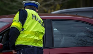 Policja staje za znakiem i czeka. Kierowcy proszą się o mandaty