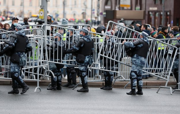 Policja stawia barierki /YURI KOCHETKOV /PAP/EPA