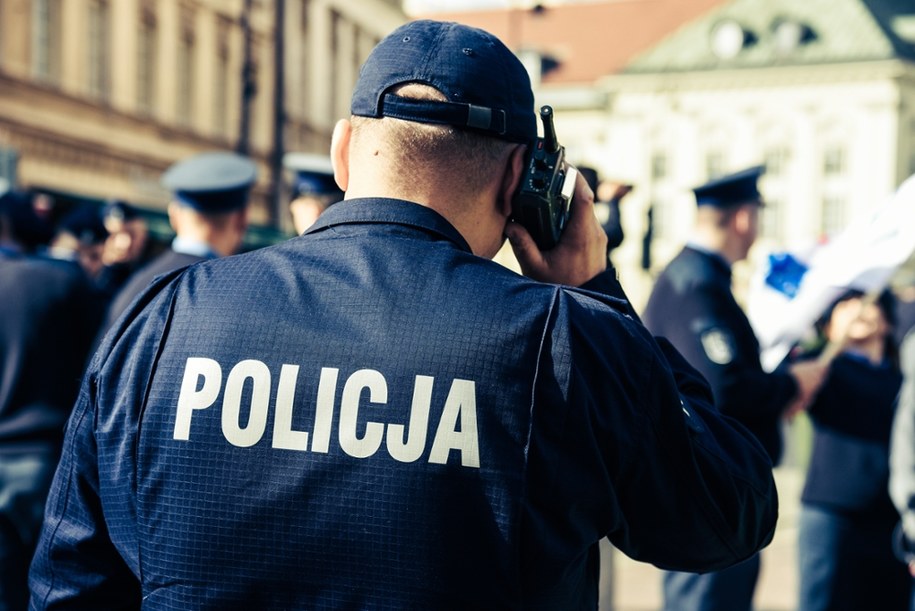 Policja szuka mężczyzny, który wdał się w sprzeczkę z nastolatkami /Shutterstock