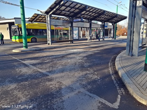 Policja szuka osoby, która ostrzelała trolejbus /112Tychy.pl /