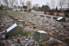 Policja szuka sprawców dewastacji cmentarza wojennego w Garwolinie