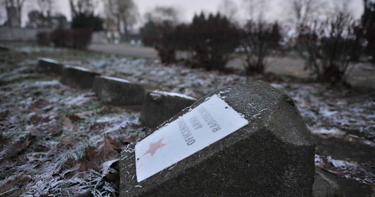 Policja szuka sprawców dewastacji cmentarza wojennego w Garwolinie