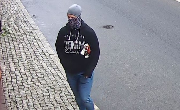 Policja szuka sprawcy napadu na jubilera. Poznajesz tego mężczyznę? 