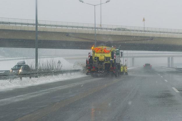 Policja szuka świadków rzucania śniegu z wiaduktów / Fot: Tadeusz Koniarz /Reporter