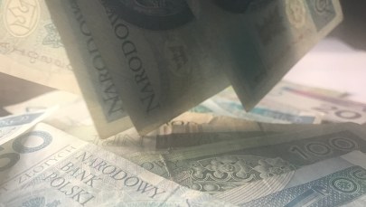 Policja szuka właściciela wypłaconej z bankomatu gotówki 