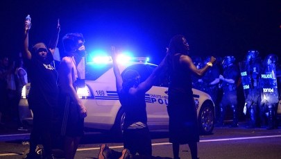 Policja tłumaczy się po zabójstwie Afroamerykanina: Nie rzucił broni
