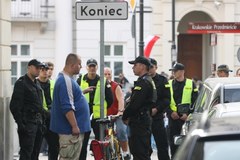 Policja usunęła osoby sprzed krzyża