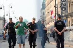 Policja usunęła osoby sprzed krzyża