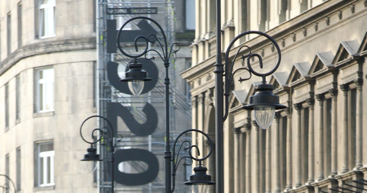 Policja usunęła osoby sprzed krzyża