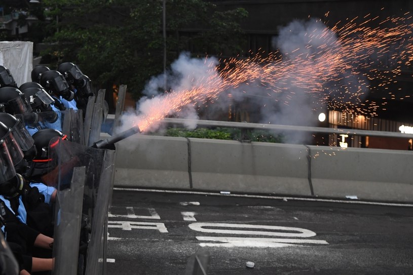 Policja usunęła w środę demonstrantów z bezpośredniej okolicy budynków rządowych przy użyciu pałek, armatek wodnych, gumowych kul oraz gazu pieprzowego i łzawiącego /AFP