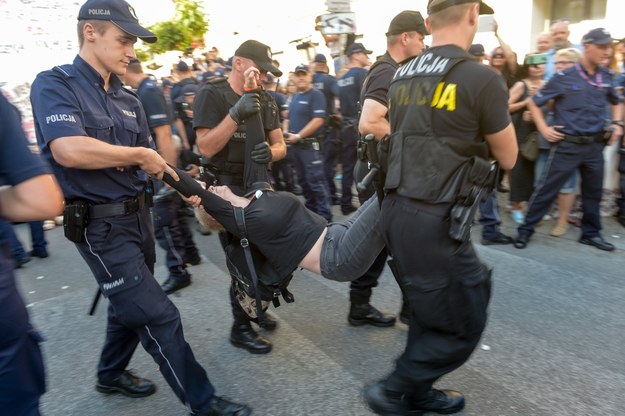 Policja usuwa grupę Obywateli RP /Marcin Obara /PAP