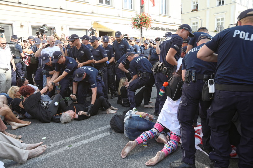 Policja usuwa kontrmanifestantów / 	Leszek Szymański    /PAP