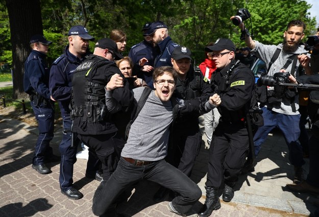 Policja usuwa protestujących sprzed siedziby KRS /	Rafał Guz   /PAP