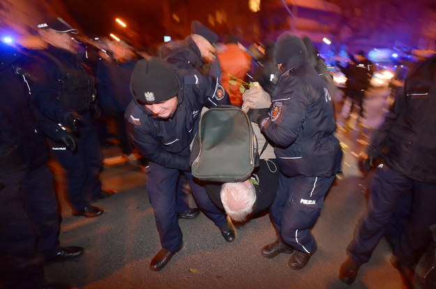Policja usuwa przeciwników marszu /Marcin Obara /PAP