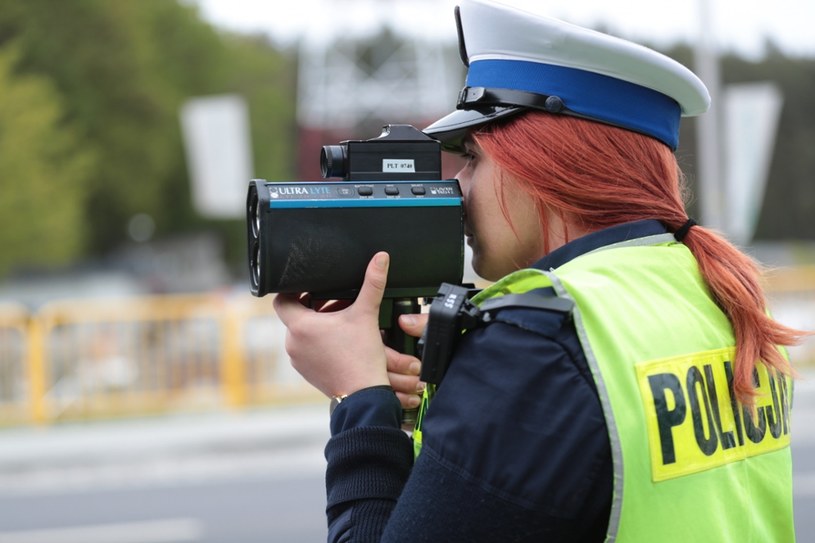 Policja uważa, że nadmierna prędkość do podstawowy grzech kierowców /Piotr Jędzura /Reporter