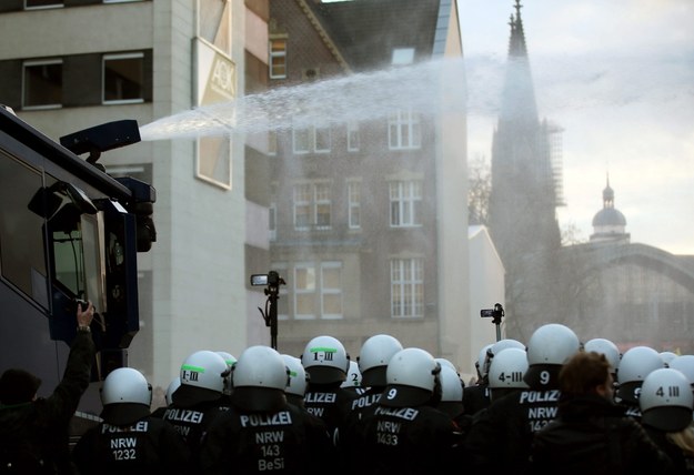 Policja użyła armatek wodnych /OLIVER BERG /PAP/EPA