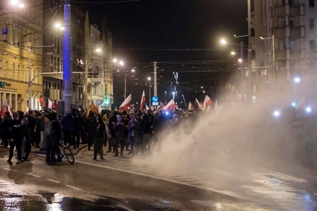 Policja użyła armatek wodnych /Aleksander Koźmiński /PAP