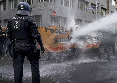 Policja użyła armatki wodnej na proteście przeciwko restrykcjom w Niemczech