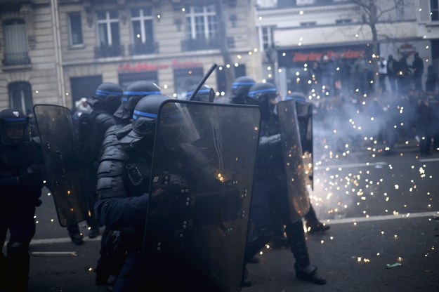 Policja użyła gazu łzawiącego przeciw demonstrantom /YOAN VALAT  /PAP/EPA