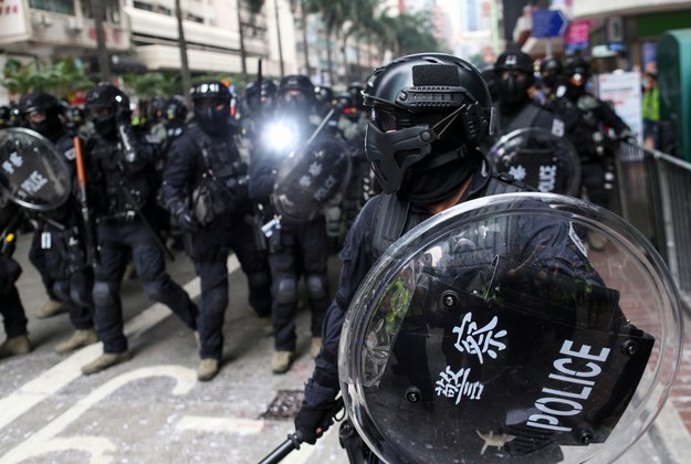 Policja użyła gazu łzawiącego przeciw prodemokratycznym manifestantom /JEROME FAVRE /PAP/EPA