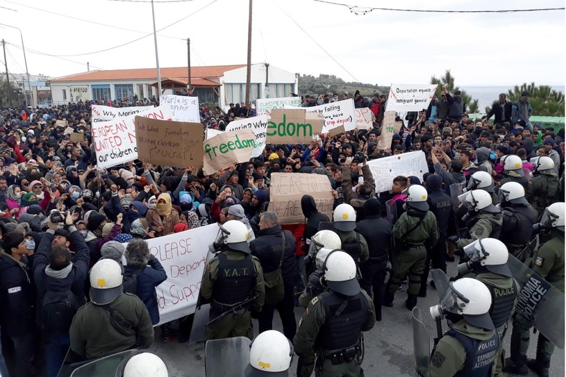Policja użyła gazu łzawiącego przeciw protestującym migrantom /STRATIS BALASKAS /PAP/EPA