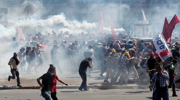 Policja użyła gazu łzawiącego przeciwko demonstrantom /SEDAT SUNA /PAP/EPA