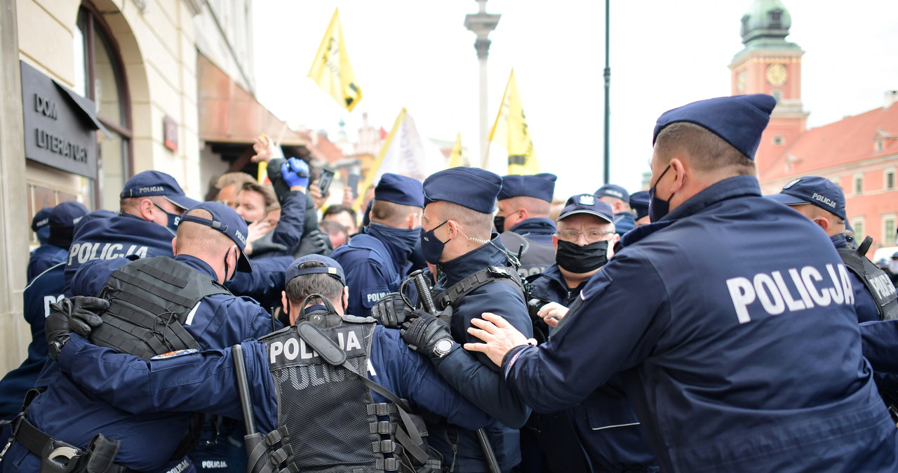 Policja użyła gazu wobec zgromadzonych na placu Zamkowym 