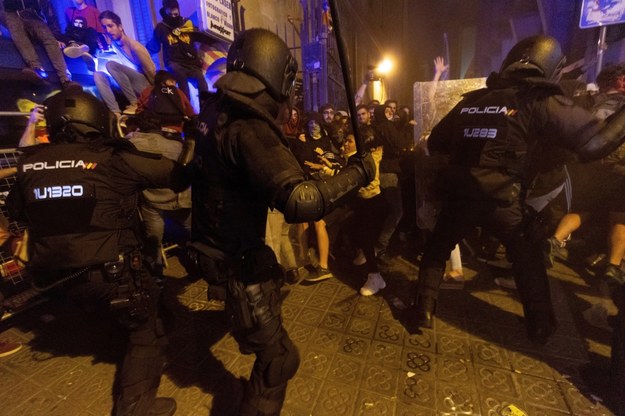 Policja użyła pałek, demonstranci świec dymnych /ENRIC FONTCUBERTA /PAP/EPA